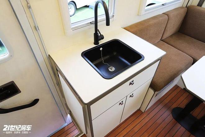 局住得舒心赛德依维柯欧霸方舱4×4新葡京娱乐四驱底盘硬核越野内饰布(图10)