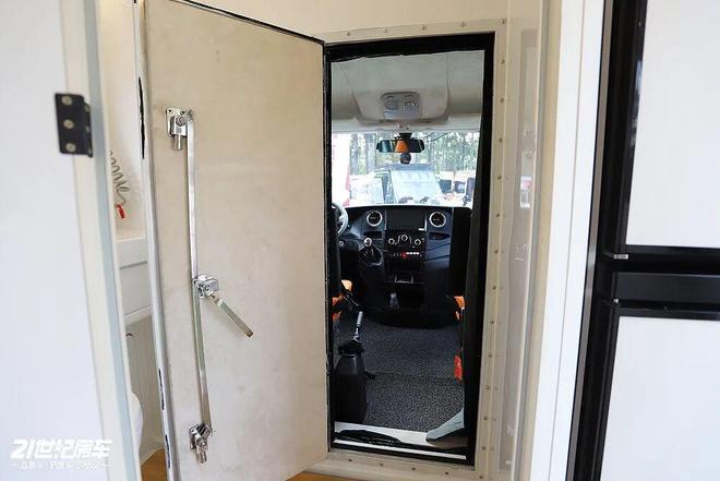 局住得舒心赛德依维柯欧霸方舱4×4新葡京娱乐四驱底盘硬核越野内饰布(图11)